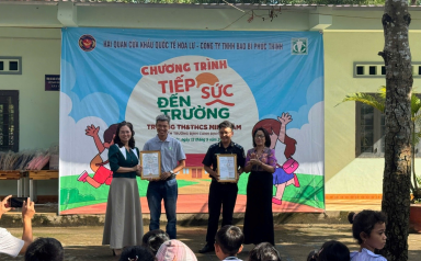 Công ty TNHH Bao bì Phúc Thịnh đồng hành cùng học sinh vùng biên giới trong chương trình 'Tiếp sức trẻ em đến trường
